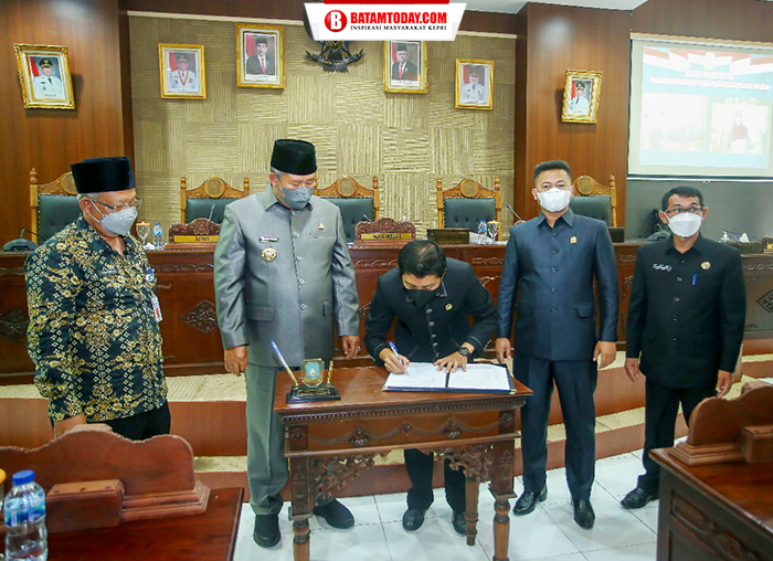 Syamsil Umri, Wakil Ketua I DPRD Anambas saat menandatangani Ranperda